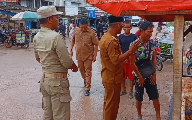 Camat Mesuji Timur Beri Himbauan Pedagang Pasar KTM, Cegah Kemacetan dan Kecelakaan