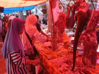 Penjualan Daging Sapi Di Pasar Kampung Negeri Baru Meningkat