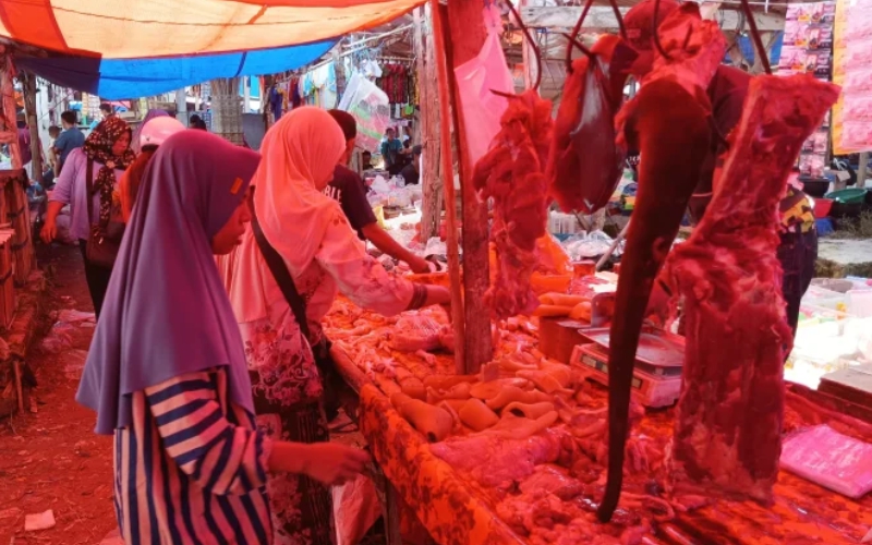 Penjualan Daging Sapi Di Pasar Kampung Negeri Baru Meningkat